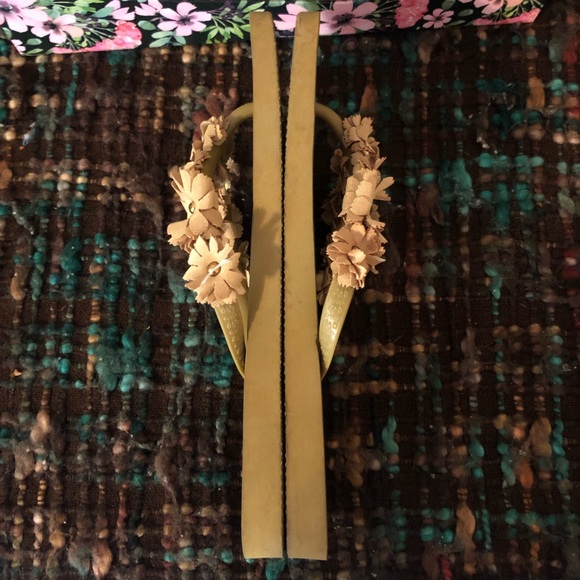 🌟B2G1🌟 J. Crew Tan/Gold Floral Flip Flops - Picture 5 of 10